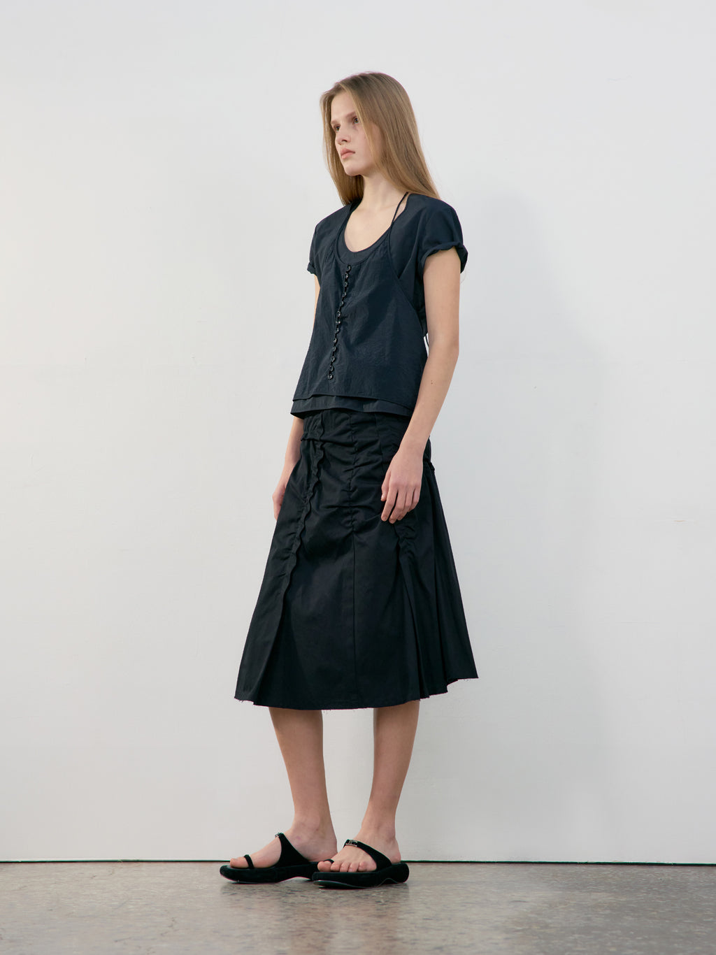 [low_classic] U-Neck Logo Blouse
Black