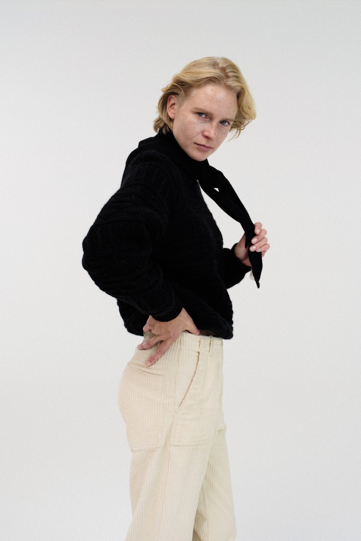 Nothing Written Triangle cashmere muffler (Black)