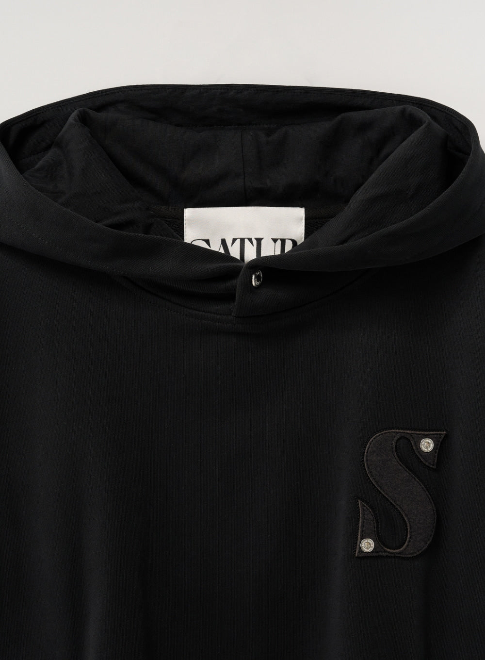 [satur] Small Rivet Applique Pocket Logo Hoodie - Black