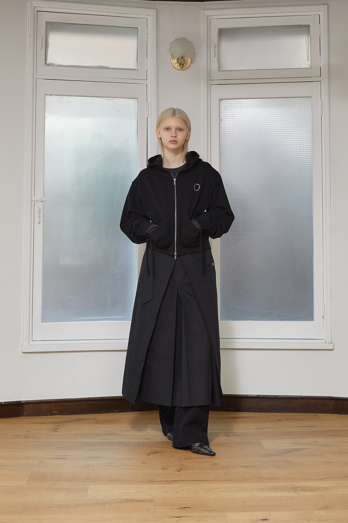 [matinkim] VOLUME POCKET CROP HOODY ZIP UP IN BLACK