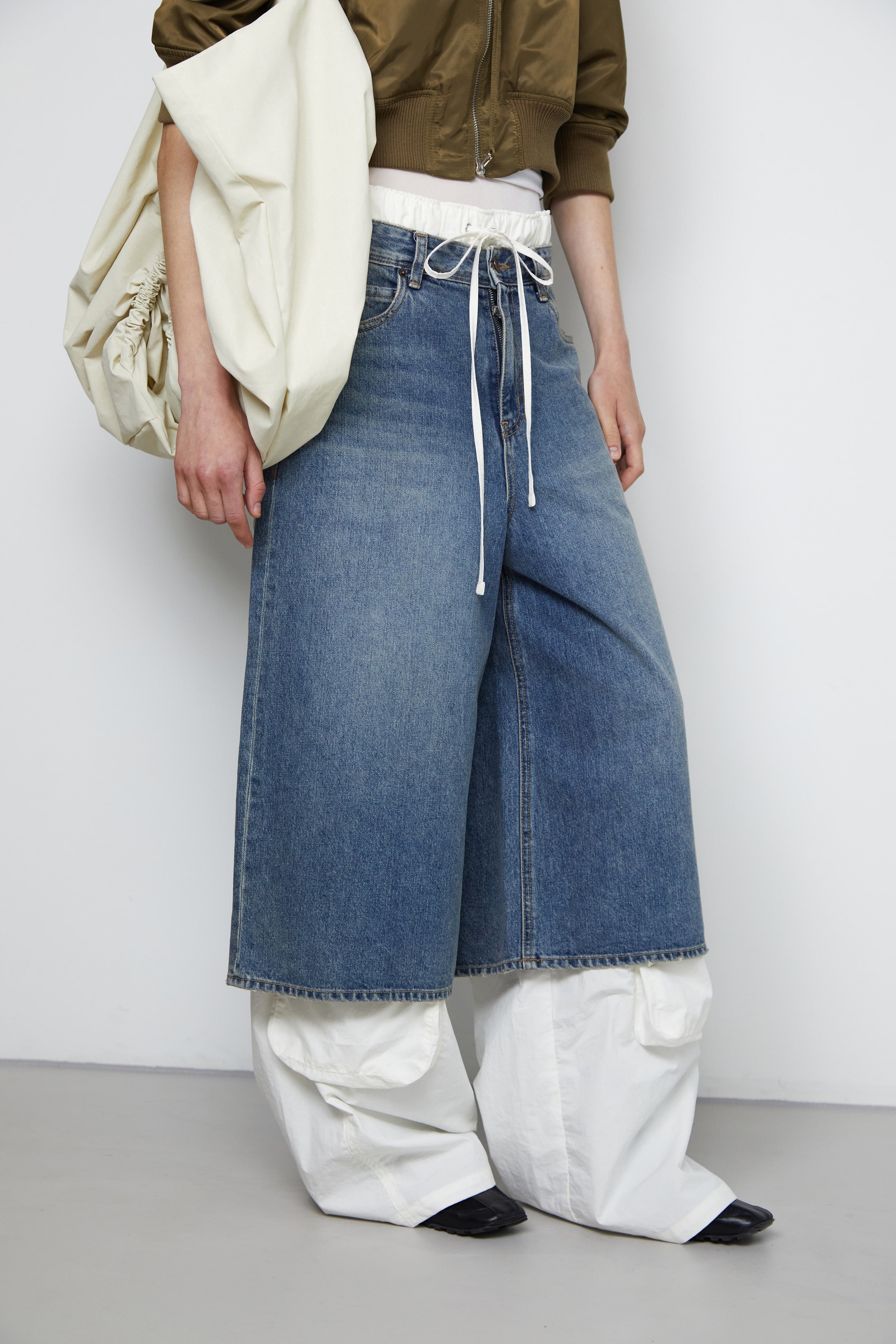 [low_classic] DENIM BERMUDA PANTS
BLUE