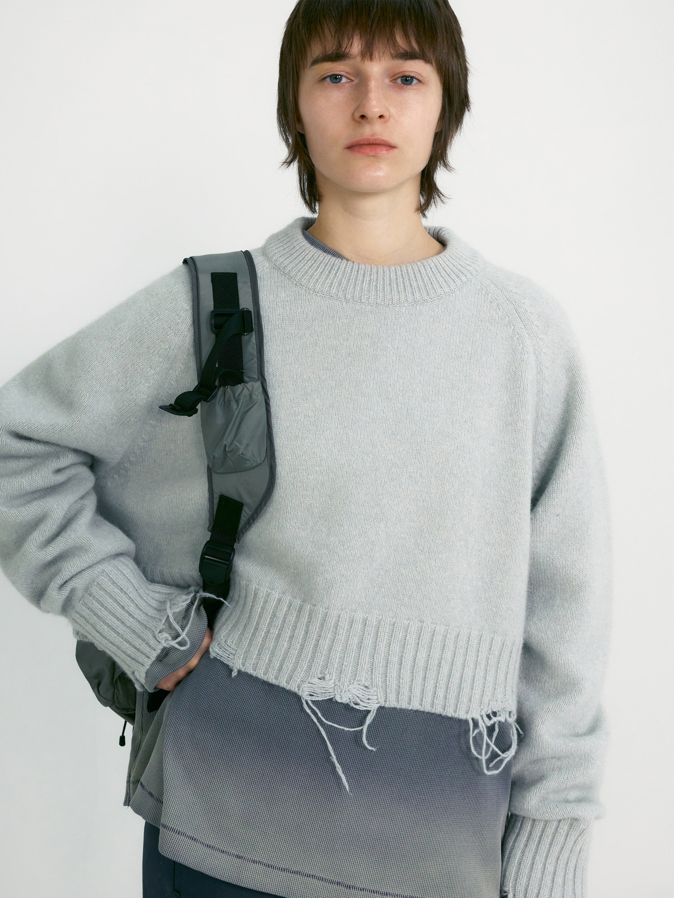 [low_classic] Damaged Cropped Pullover
Light Grey