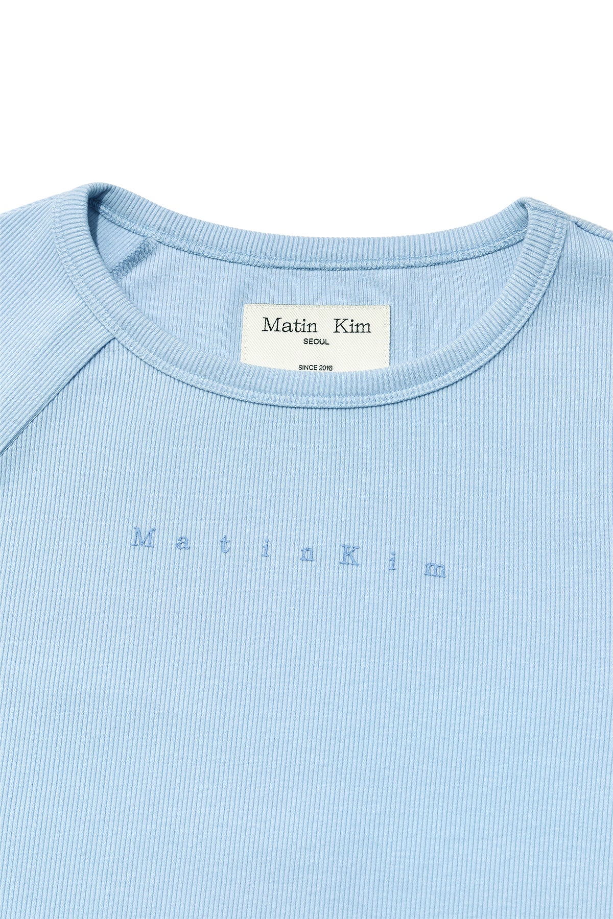 [matinkim] FINGER HOLE LOGO PRINTING TOP IN LIGHT BLUE