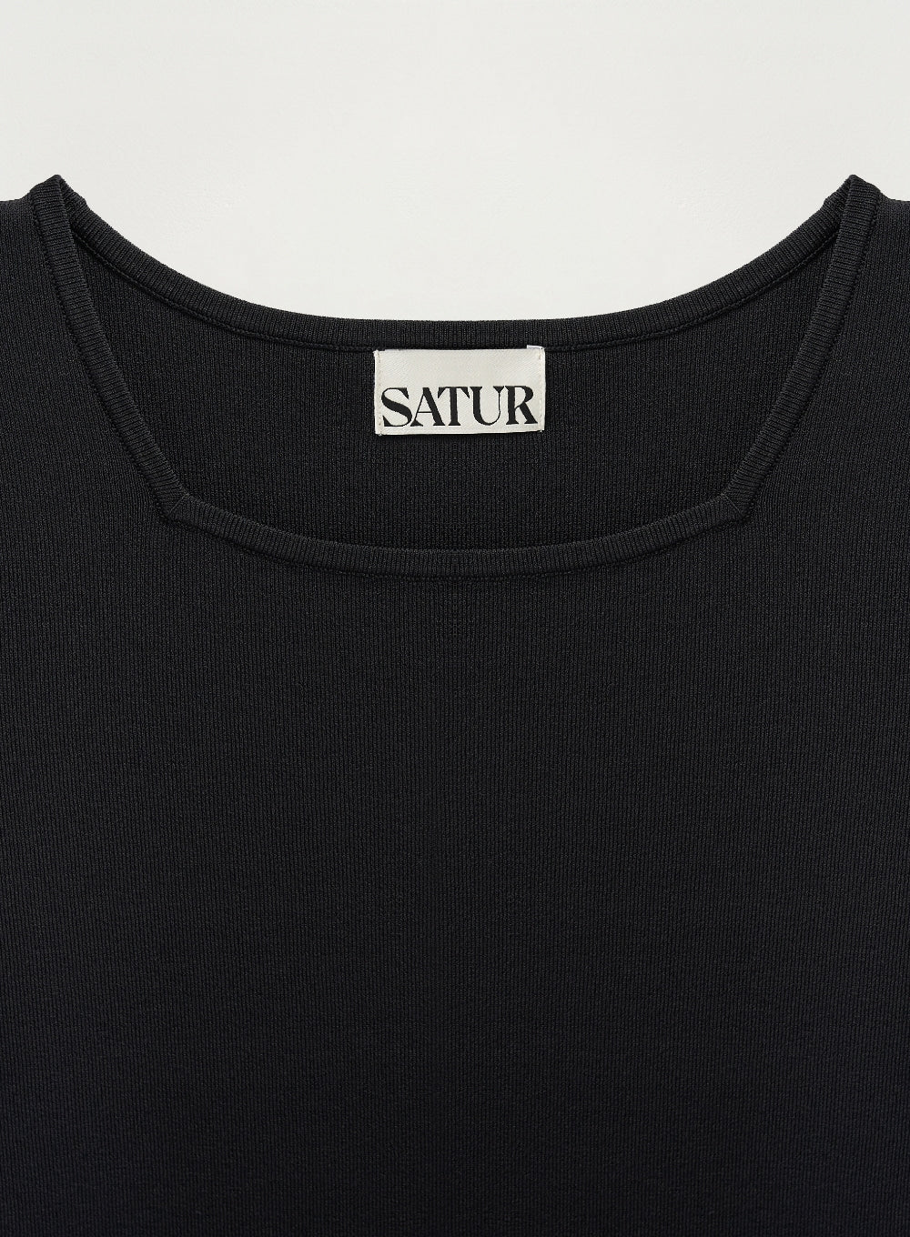 [satur] (W) Square Slim Fit Half Knit - Black