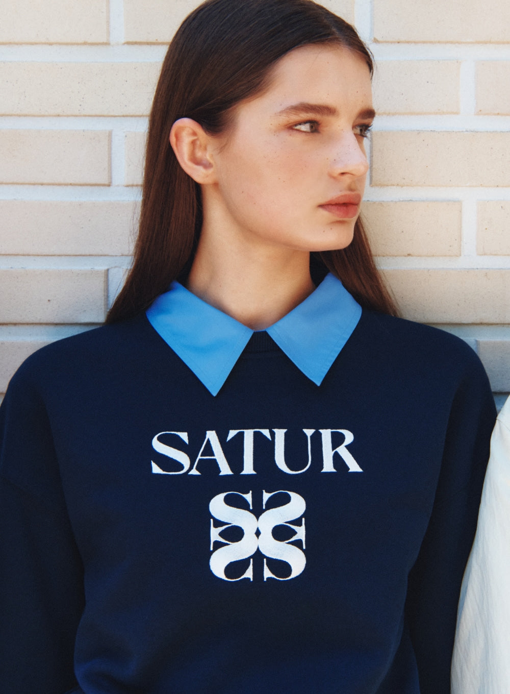 [satur] (W) Classic Logo Crop Sweatshirt - Navy