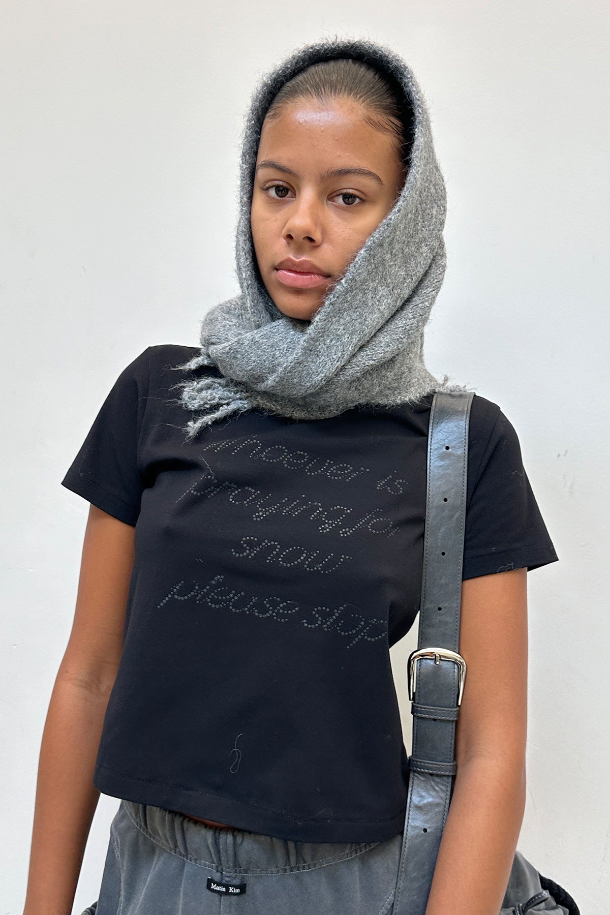 [matinkim] GLITTER PRINT LETTERING TOP IN BLACK