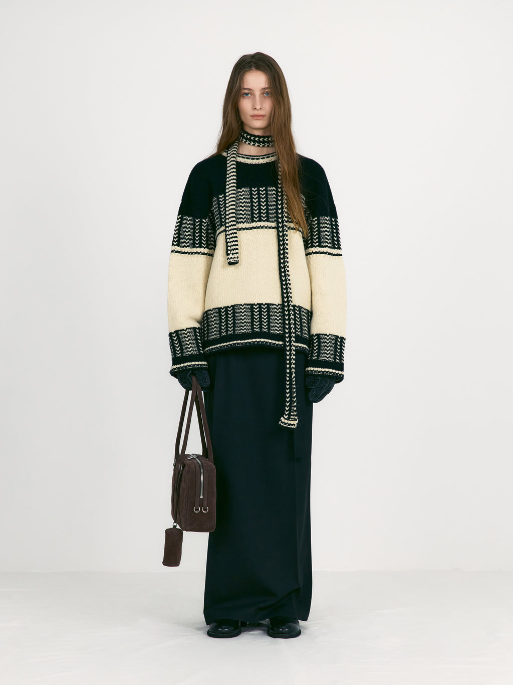 [low_classic] Jacquard Slim Muffler
Black