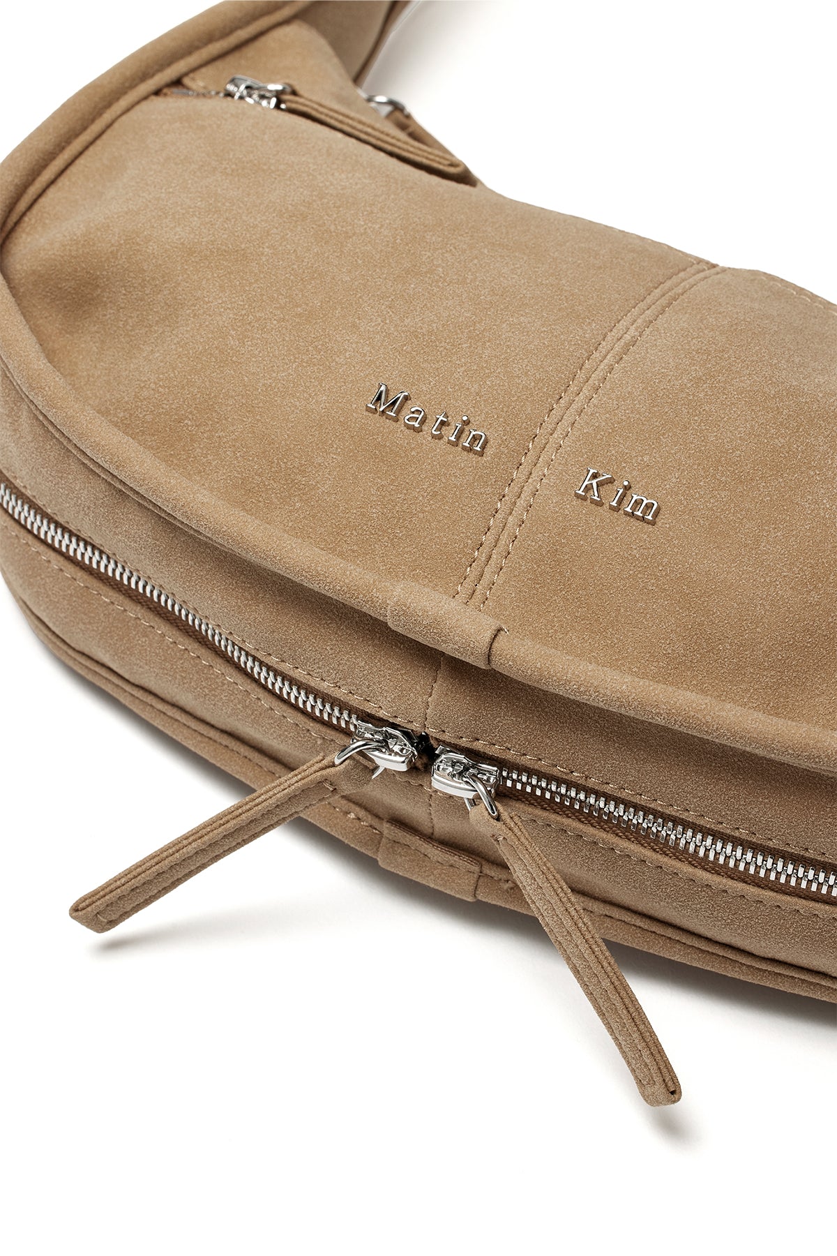 [matinkim] ZIP AROUND SUEDE SHOULDER BAG IN BEIGE
