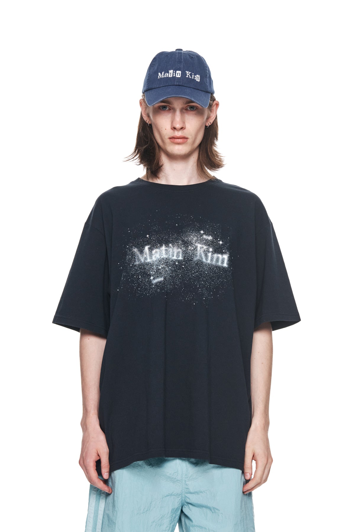 [matinkim] TWINKLE GRAPHIC LOGO TOP FOR MEN IN NAVY
