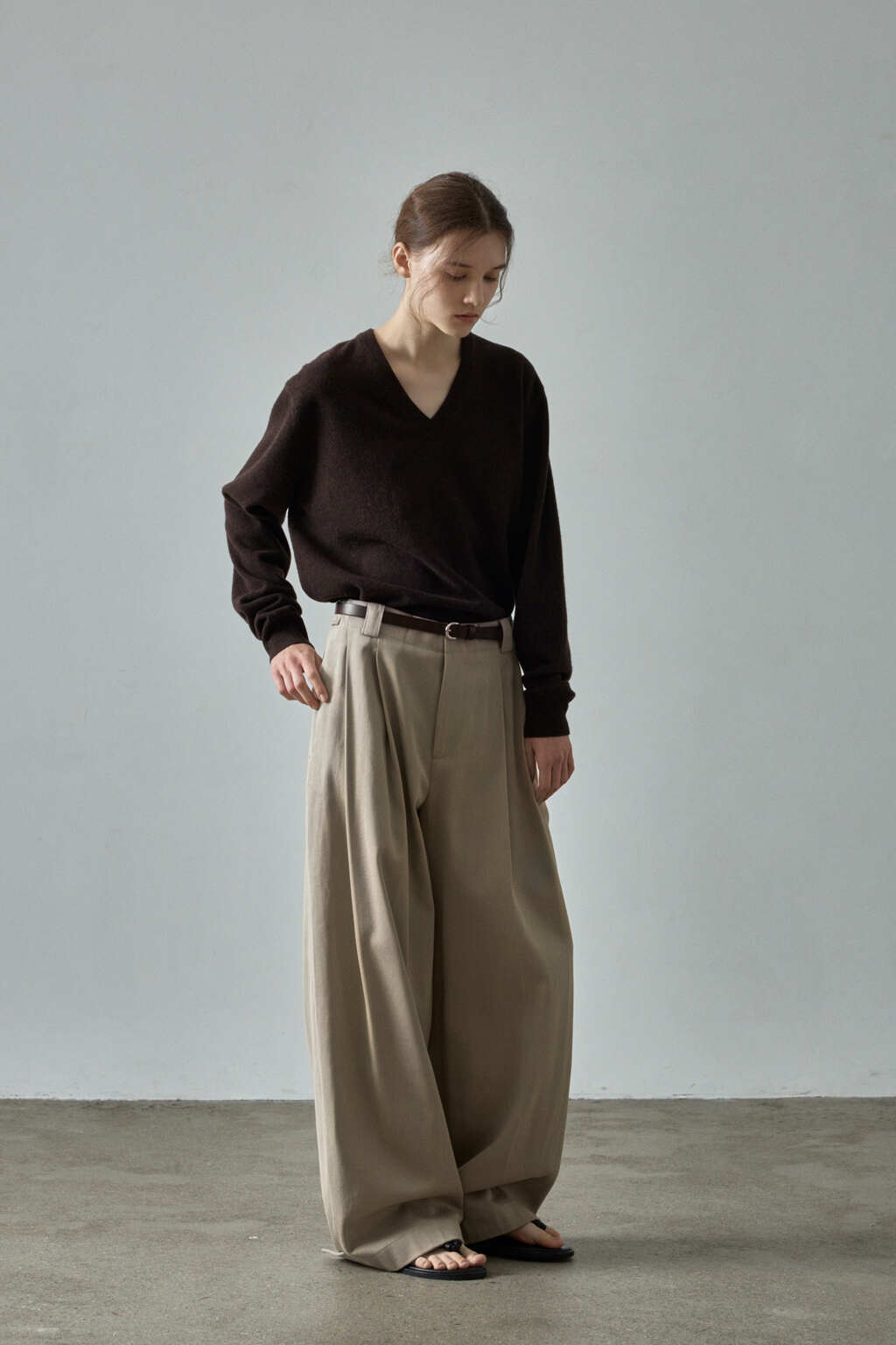 Facade Pattern Essential V-Neck Knitwear dark brown