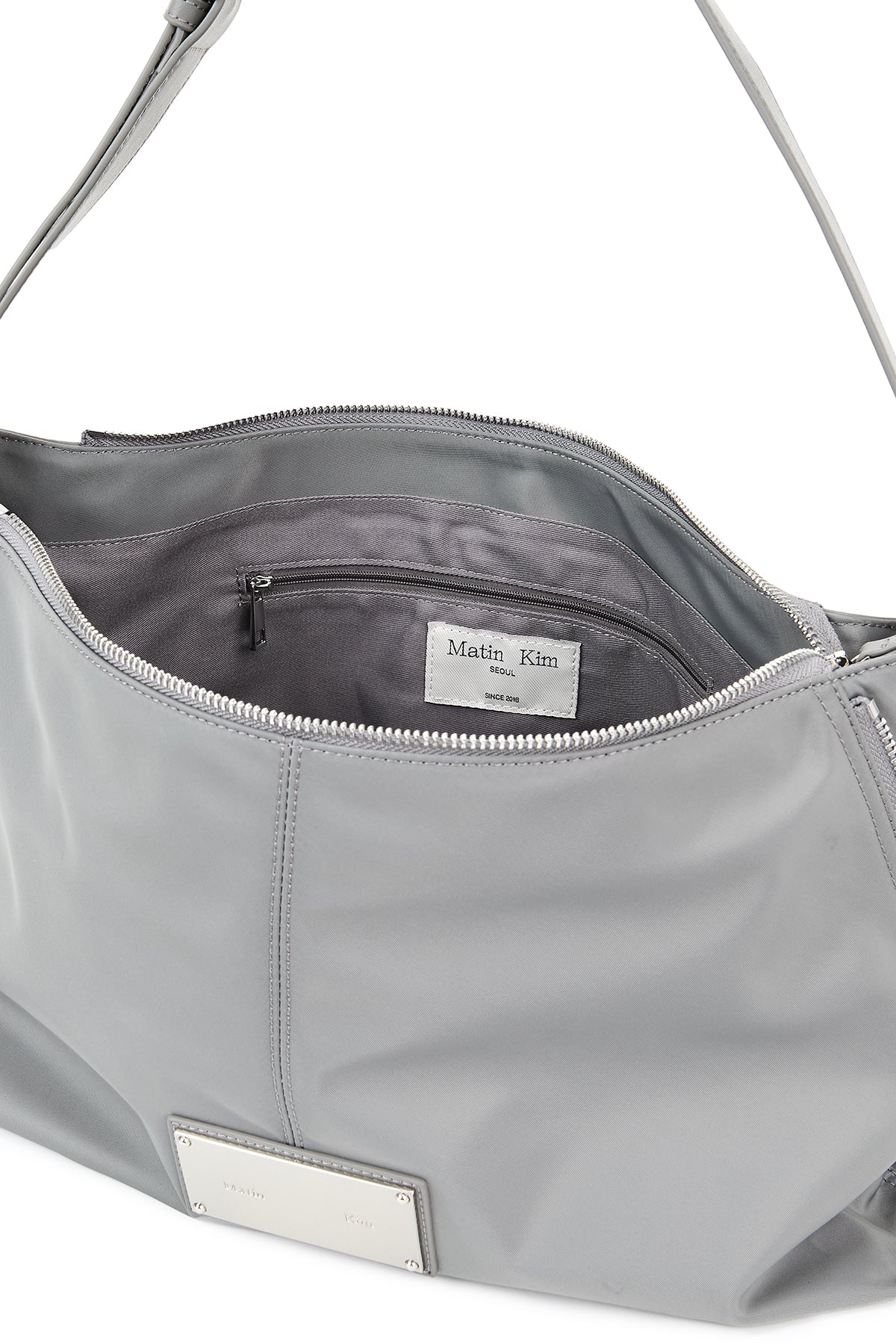 [matinkim] SIDE ZIPPER FABRIC SHOULDER BAG IN GREY