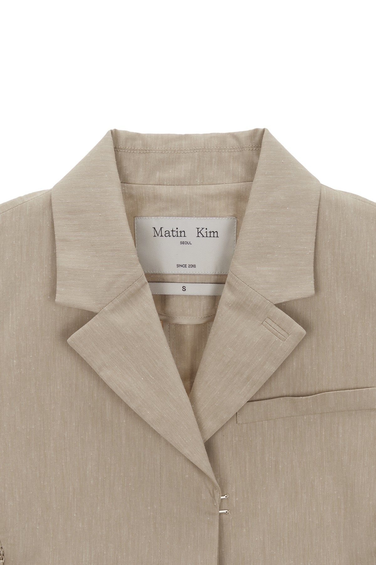 [matinkim] ZIPPER POINT LINEN CROP JACKET IN BEIGE