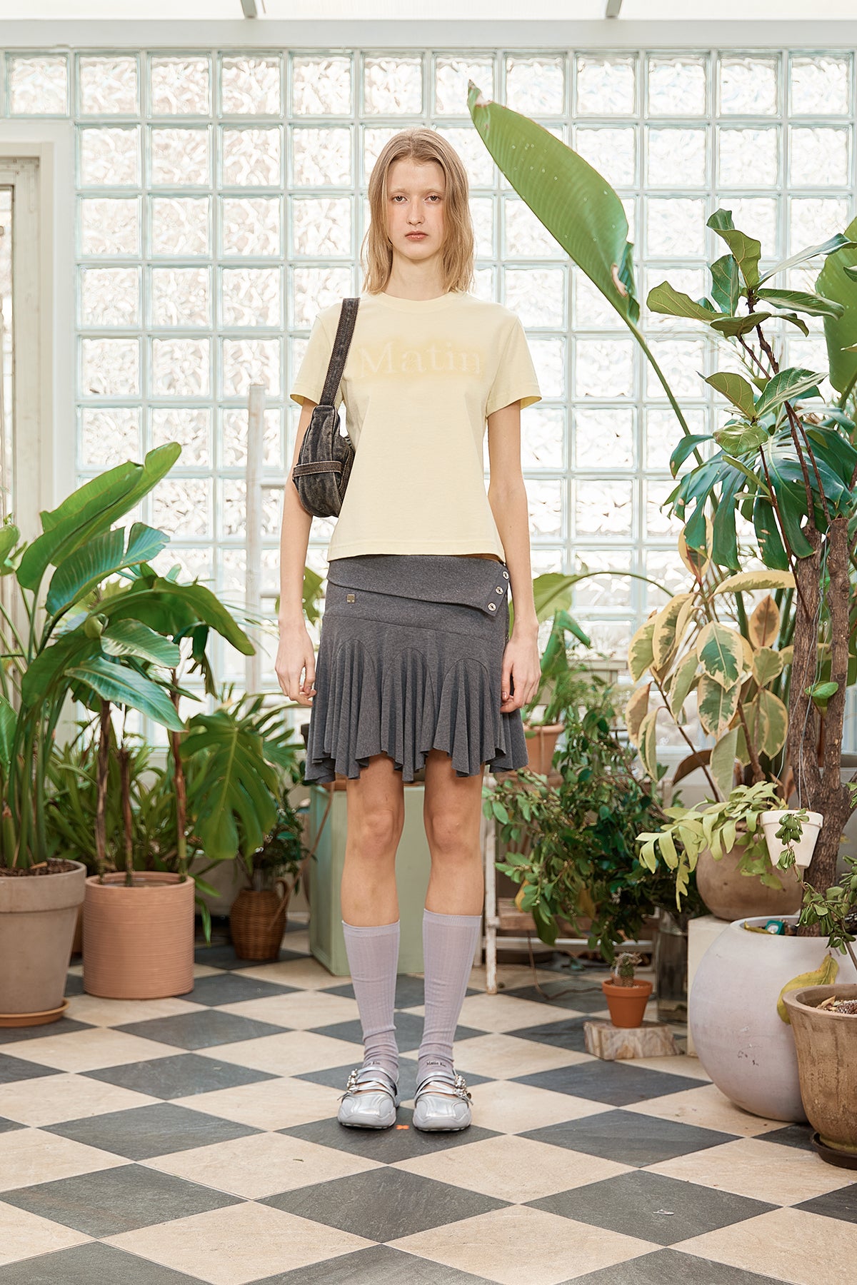 [matinkim] UNBALANCE FLARE FOLDING SKIRT IN CHARCOAL