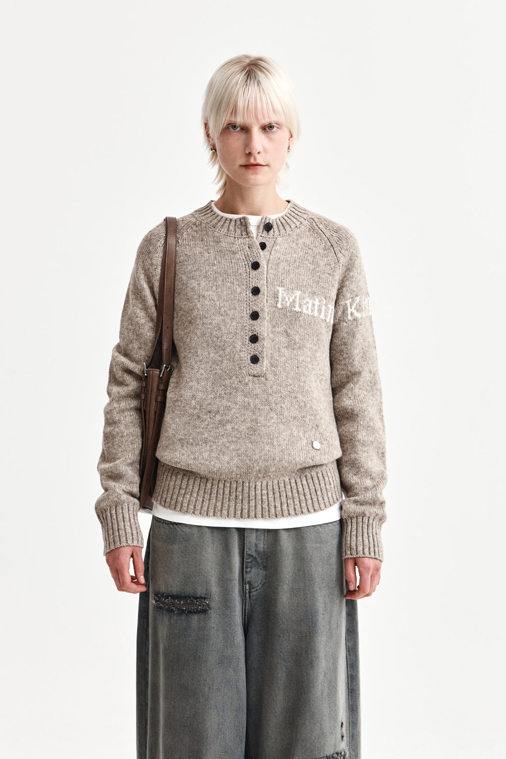 [matinkim] BUTTON POINT HENLY NECK LOGO KNIT TOP IN BEIGE