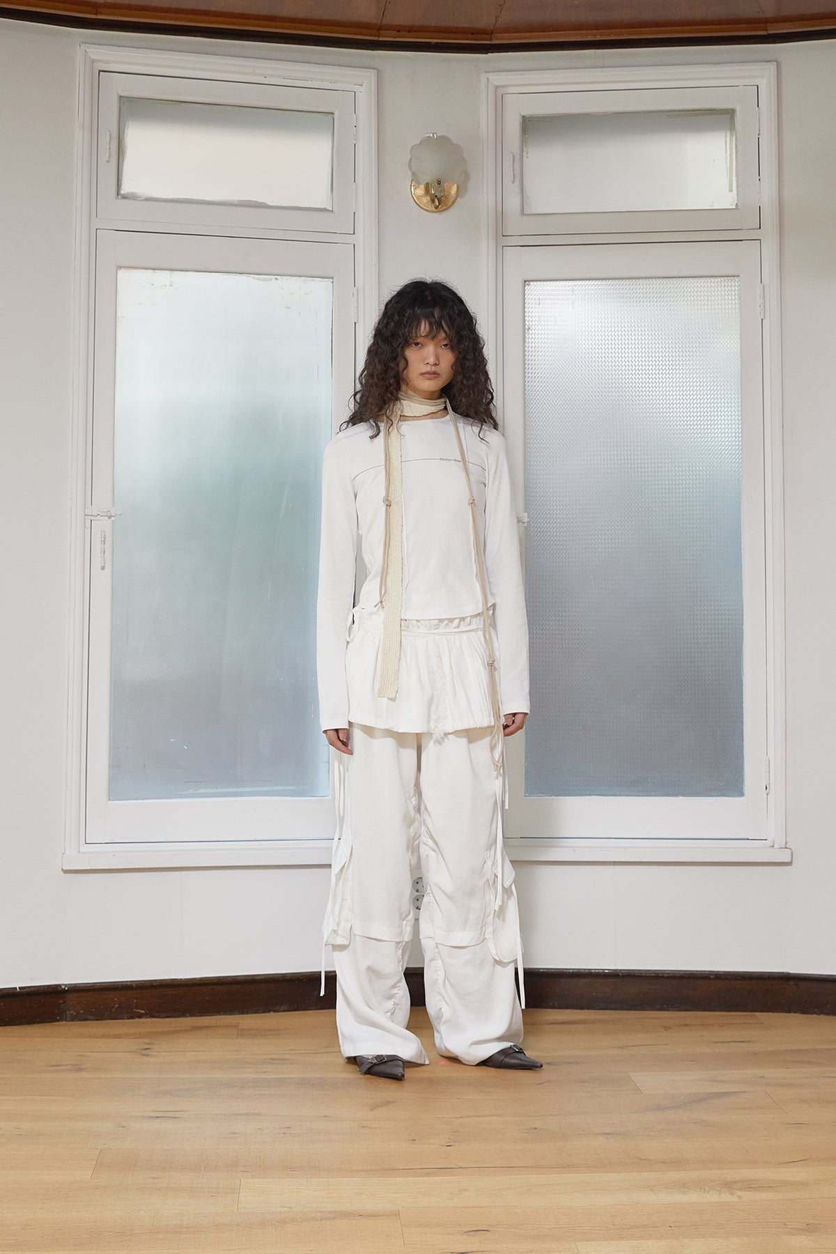 [matinkim] TUCK DETAIL SMALL LOGO TOP IN WHITE