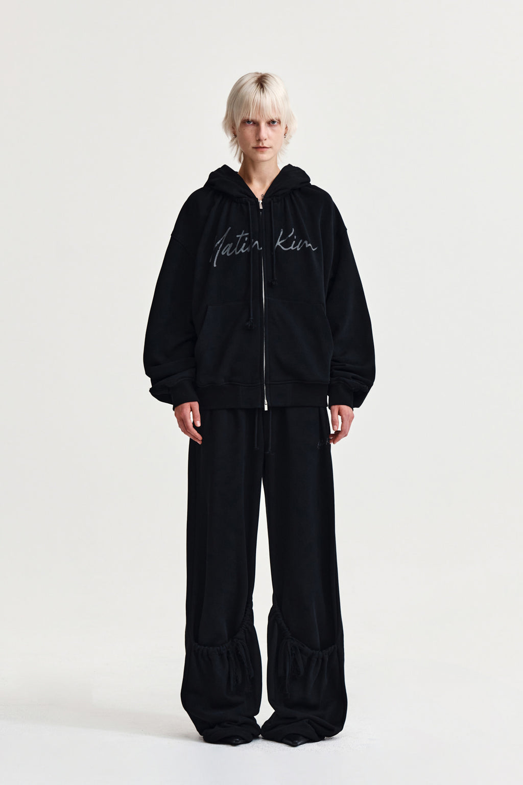 [matinkim] DRAWSTRING POINT SWEATPANTS IN BLACK