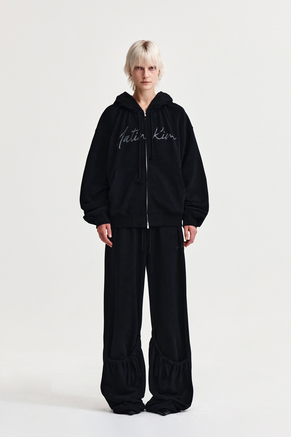[matinkim] DRAWSTRING POINT SWEATPANTS IN BLACK