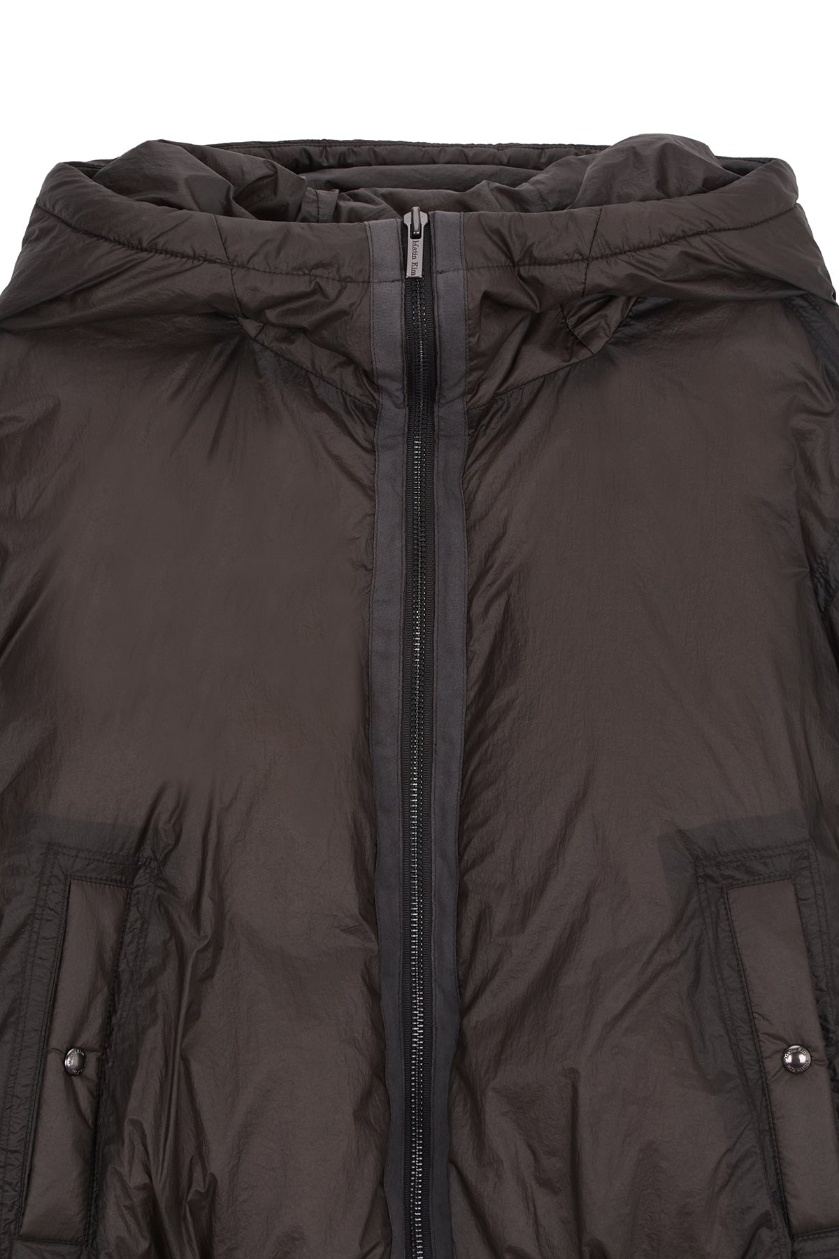 [matinkim] BACK LOGO HOODY SHORT DOWN JUMPER IN CHARCOAL