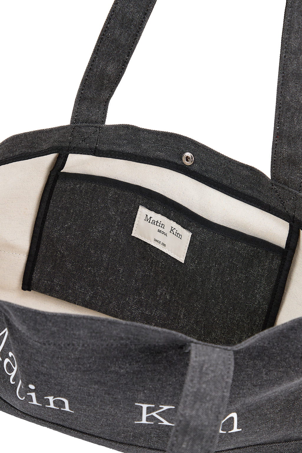 [matinkim] MATIN LOGO CANVAS WIDE SHOULDER BAG IN CHARCOAL