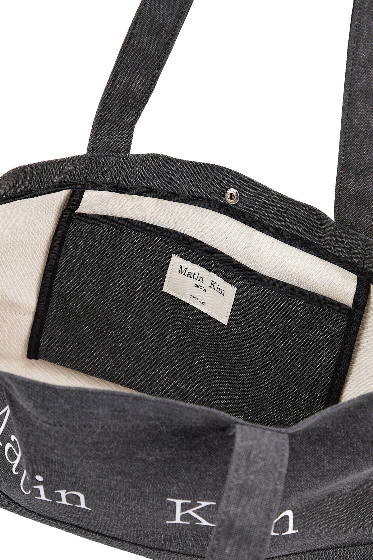 [matinkim] MATIN LOGO CANVAS WIDE SHOULDER BAG IN CHARCOAL