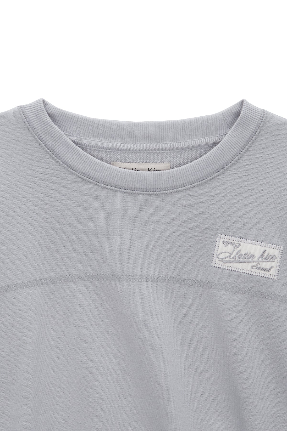 [matinkim] STITCH LABEL CROP SWEATSHIRT IN LIGHT GREY