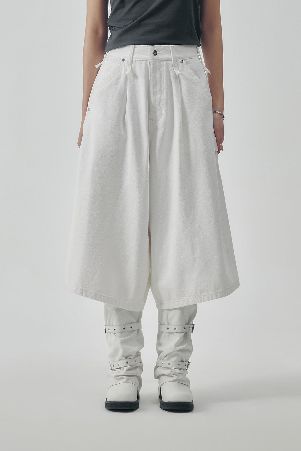 Treemingbird Carpenter-Strap Bermuda Denim Pants Ivory