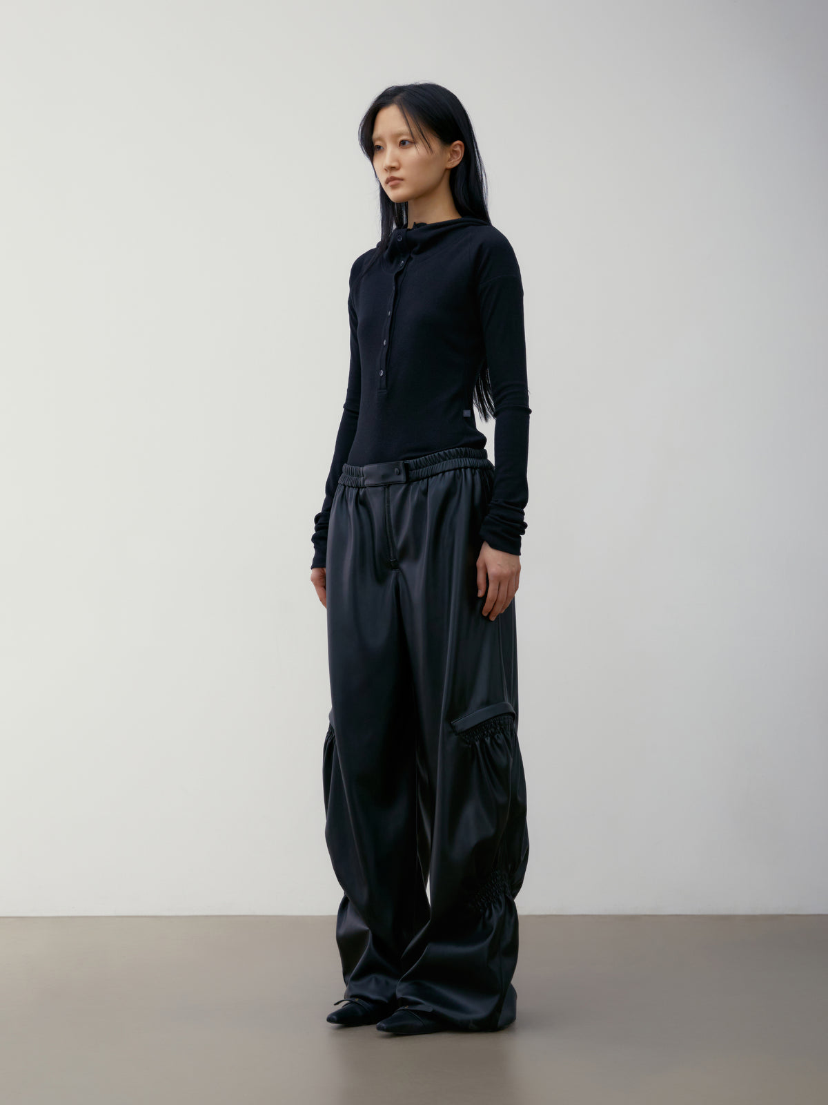 Low Classic Shirring Volume Leather Pants Black