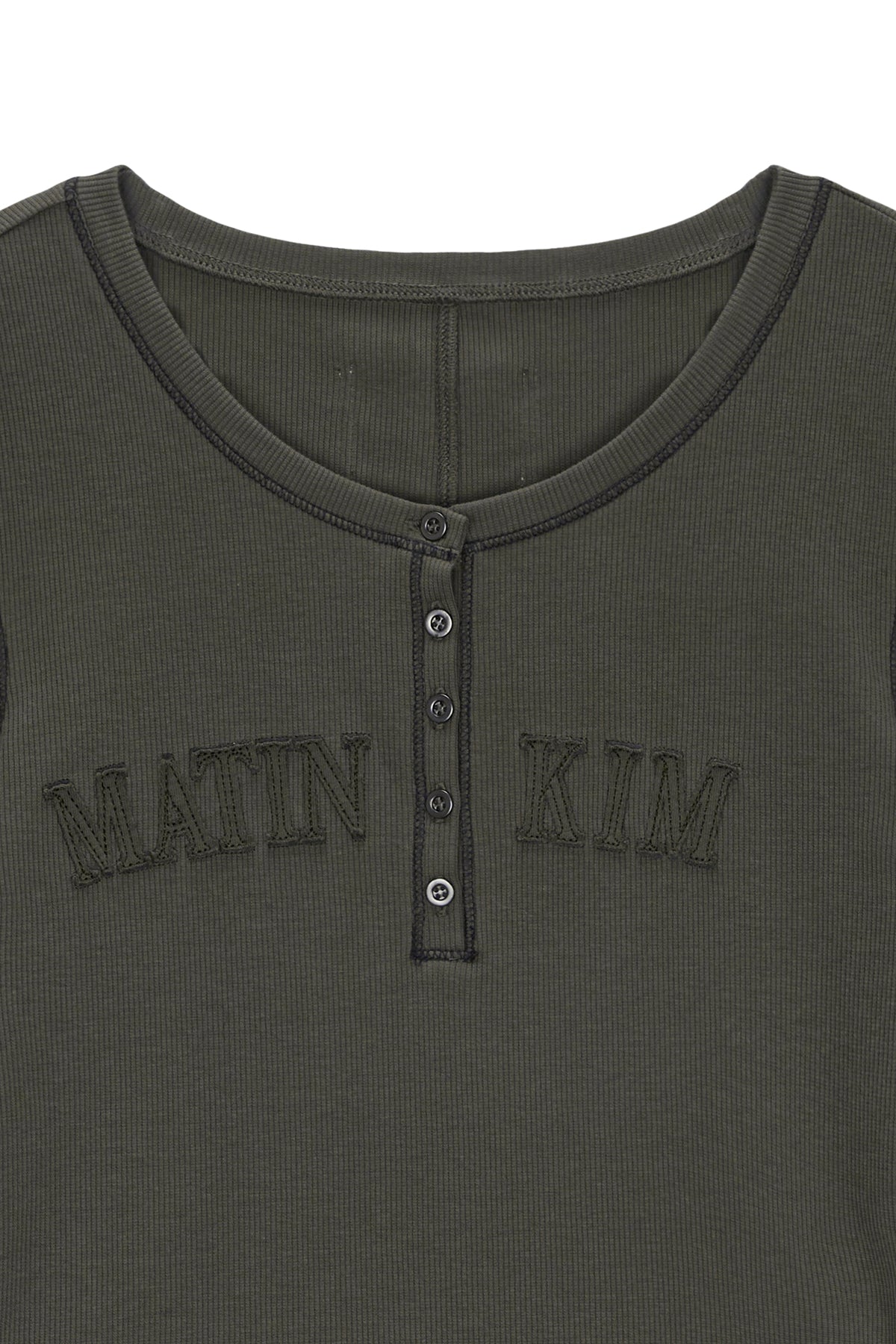 [matinkim] APPLIQUE LOGO HENLY NECK SLIM TOP IN KHAKI