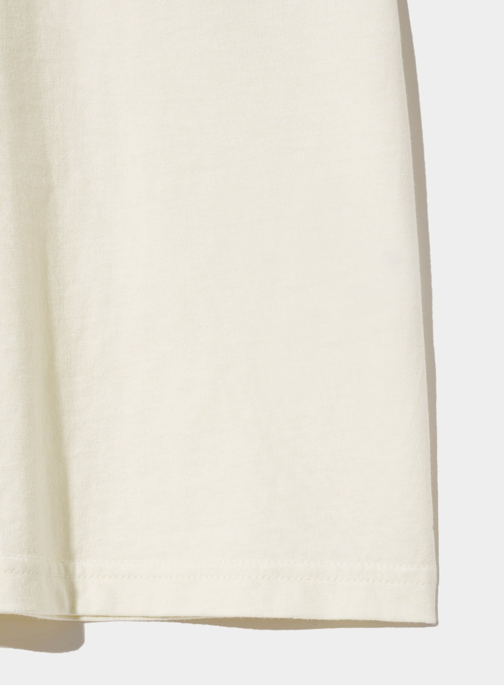 [satur] (W) Bon Voyage Raw-Cut Applique T-Shirt - Cream Ivory