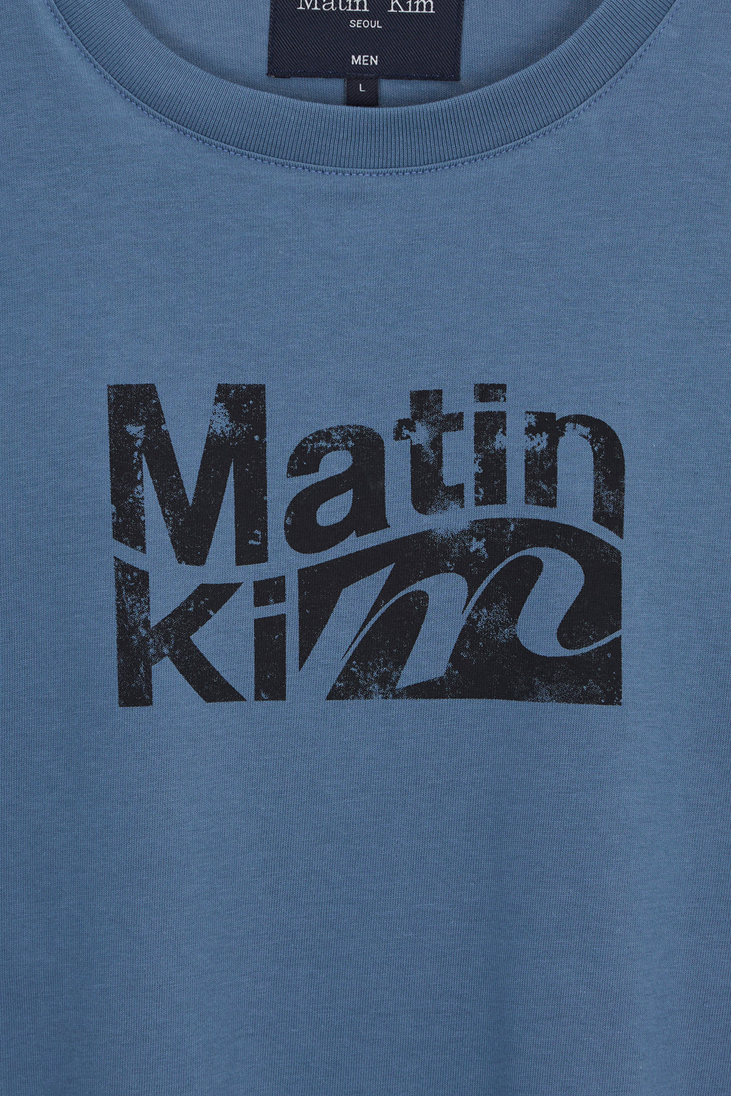 [matinkim] WAVY LOGO GRAPHIC TOP FOR MEN IN BLUE