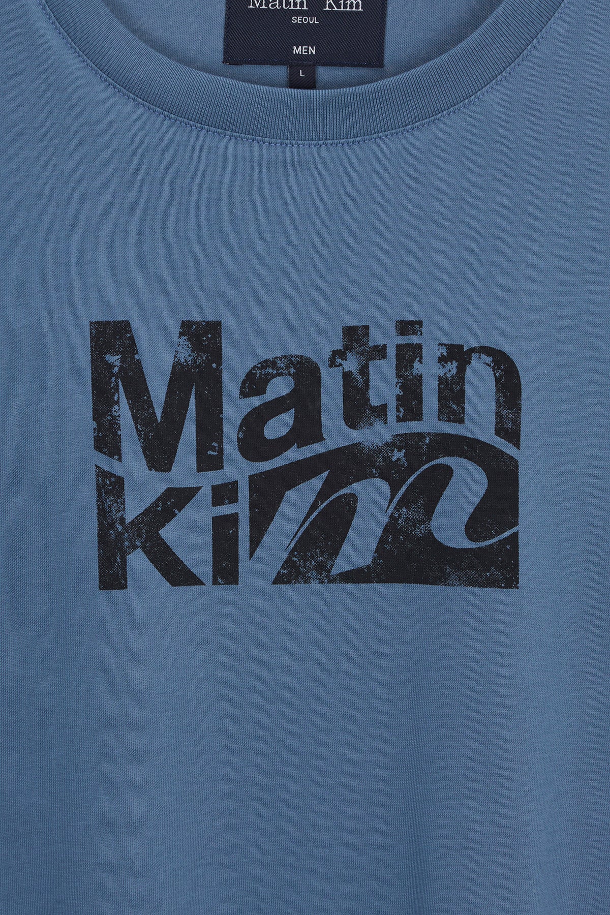 [matinkim] WAVY LOGO GRAPHIC TOP FOR MEN IN BLUE