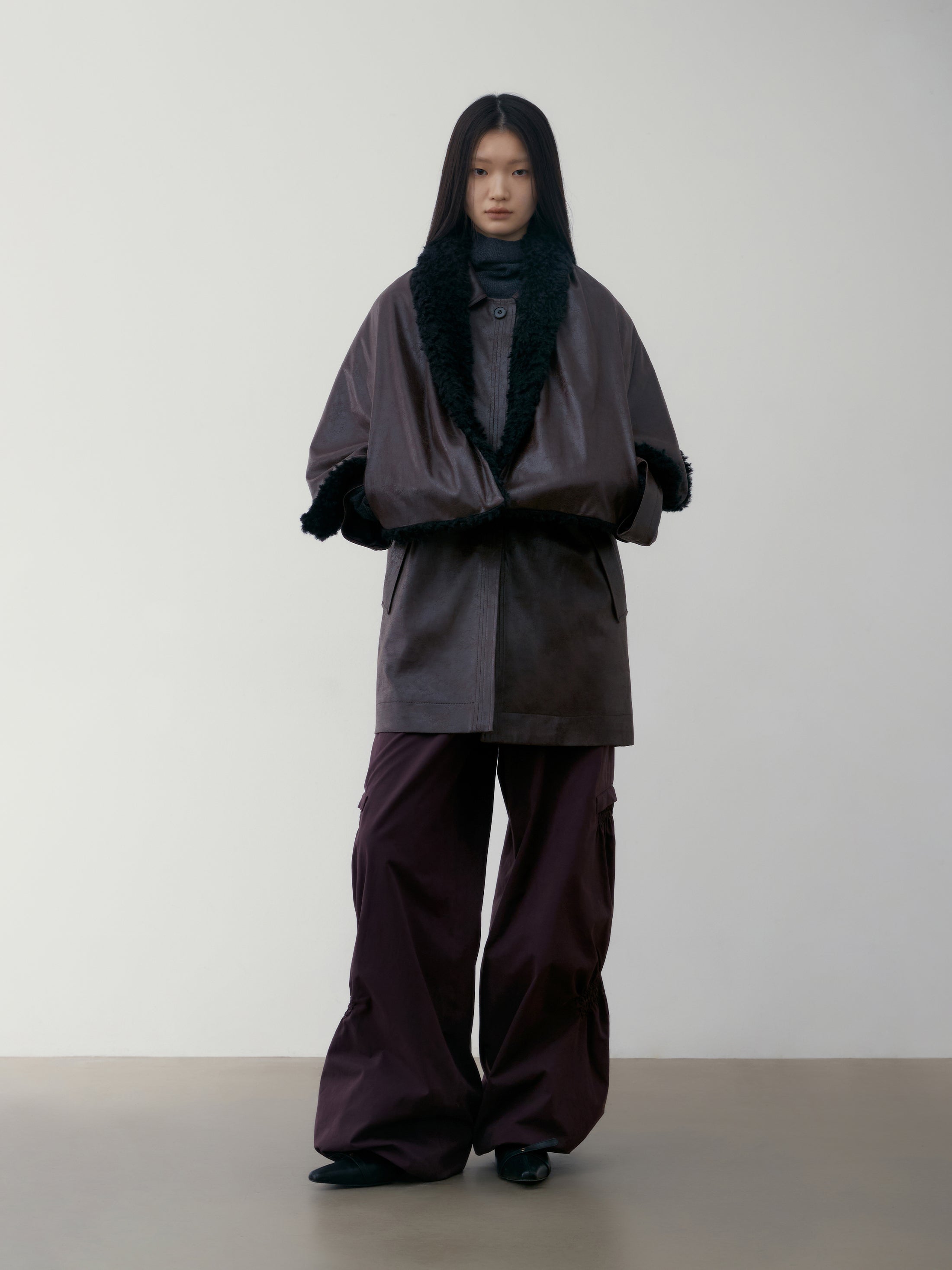 [low_classic] CREASED LEATHER POCKET SHAWL
BROWN