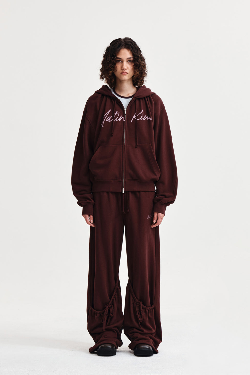 [matinkim] DRAWSTRING POINT SWEATPANTS IN BURGUNDY