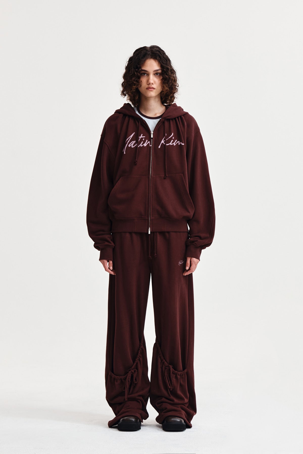 [matinkim] DRAWSTRING POINT SWEATPANTS IN BURGUNDY