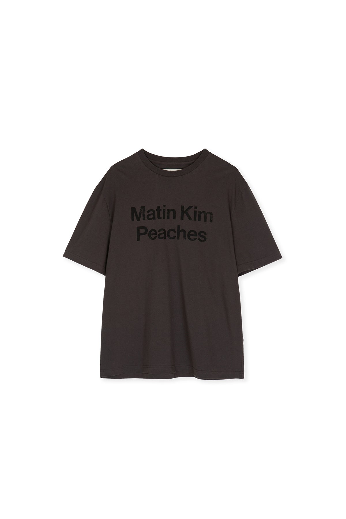 [matinkim] PEACHES LOGO GRAPHIC TOP IN CHARCOAL