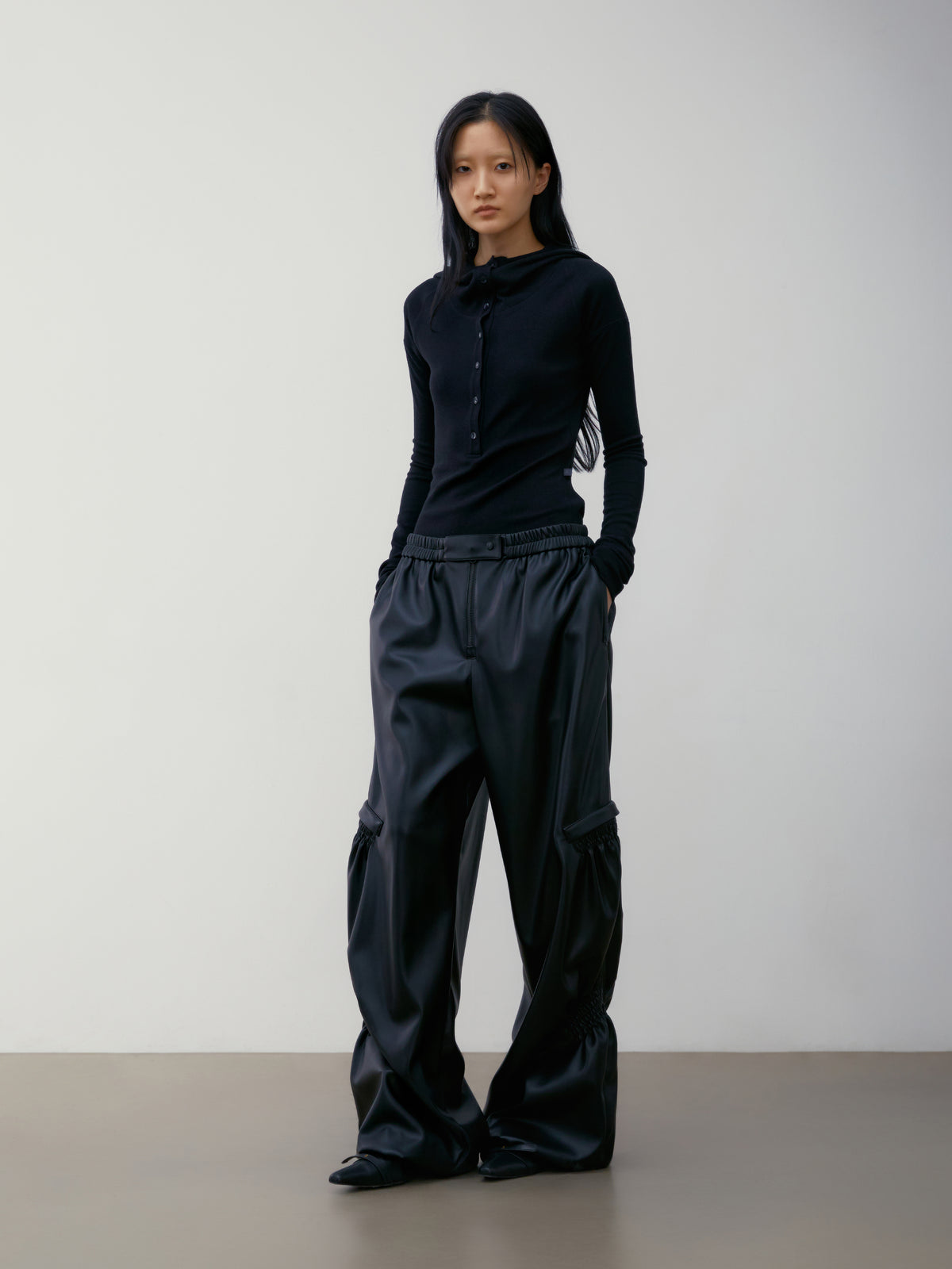 Low Classic Shirring Volume Leather Pants Black