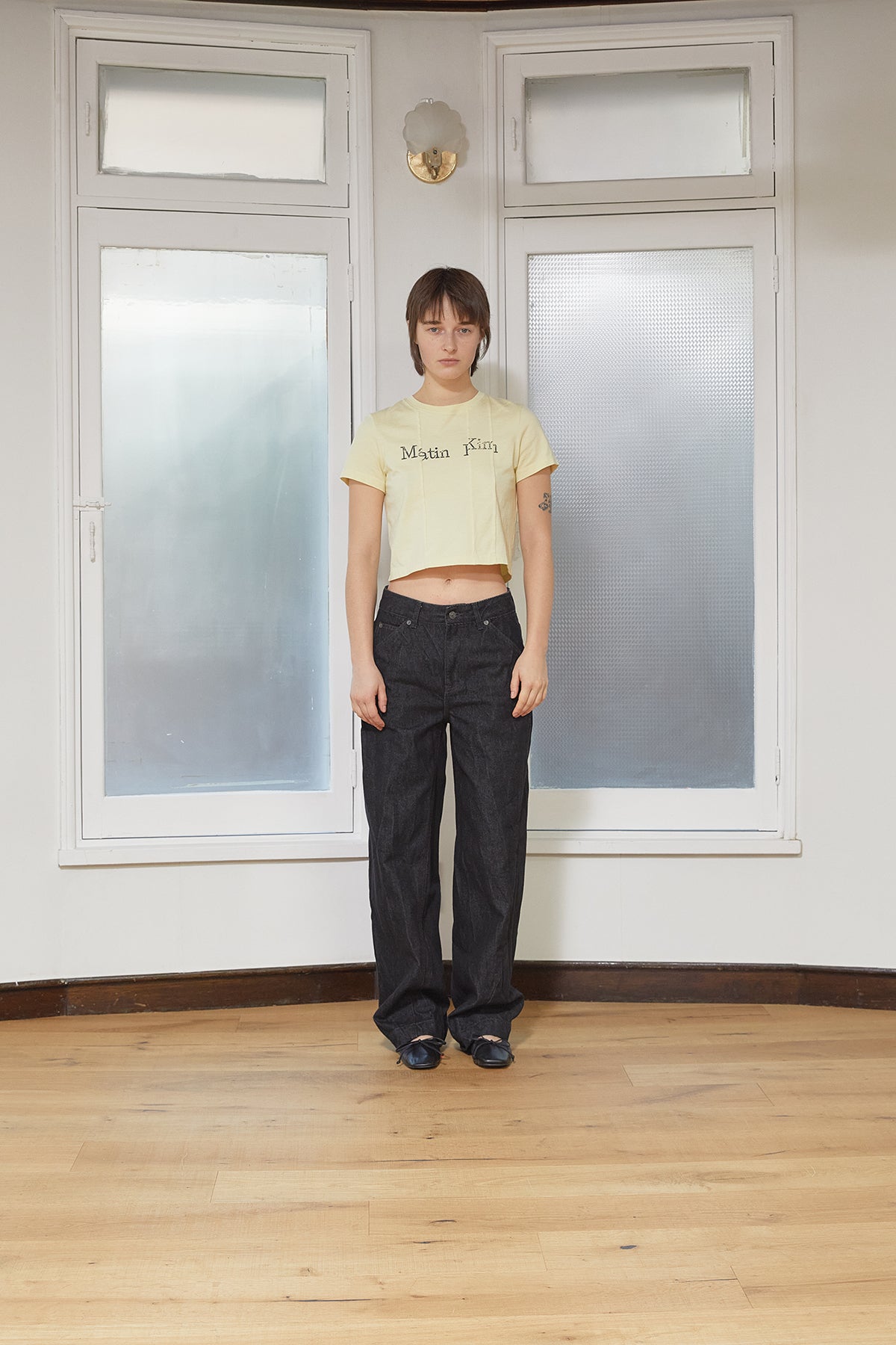 [matinkim] UNBALANCE TYPO LOGO CROP TOP IN YELLOW