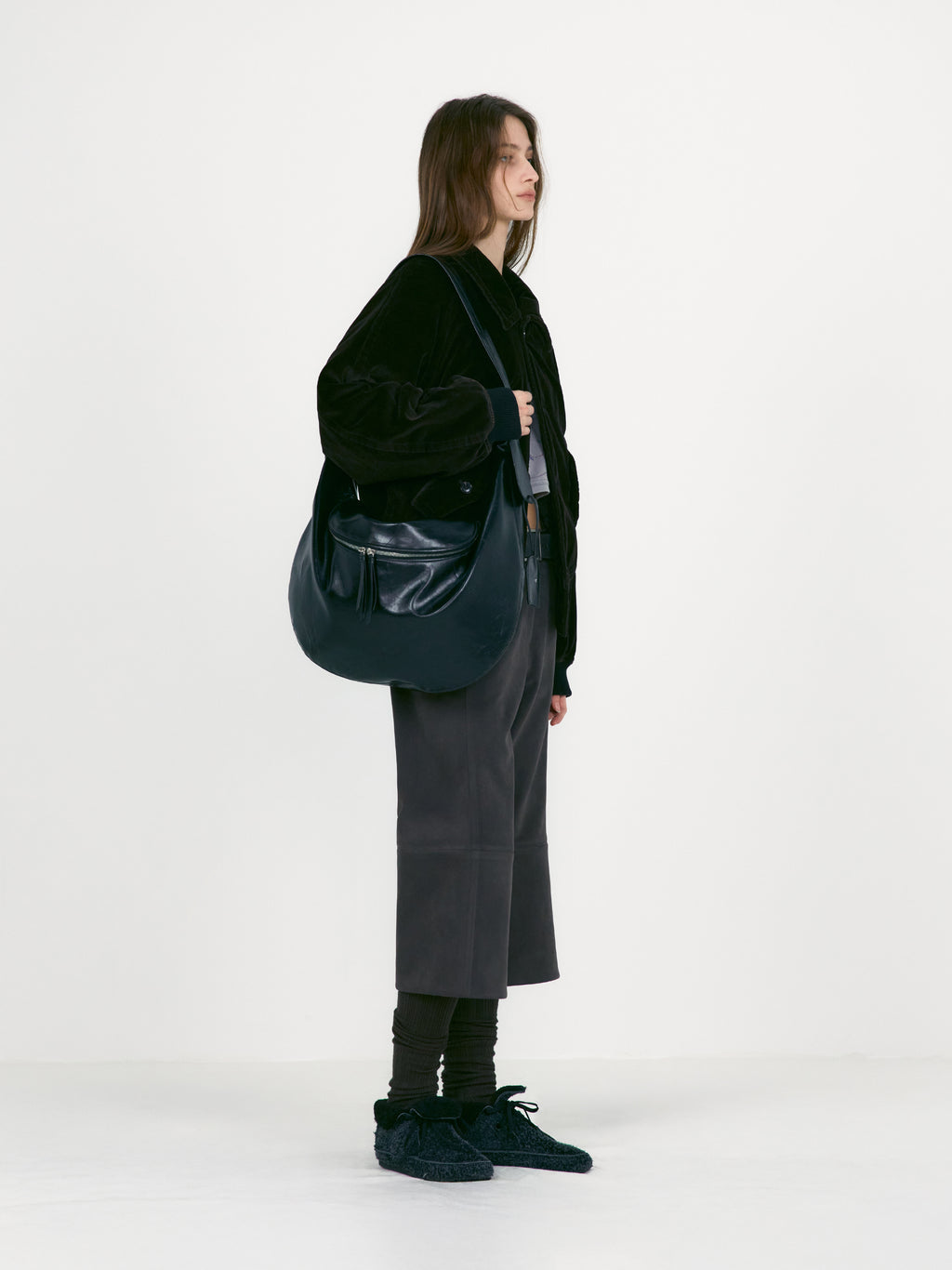 [low_classic] Suede Capri Pants
Brown