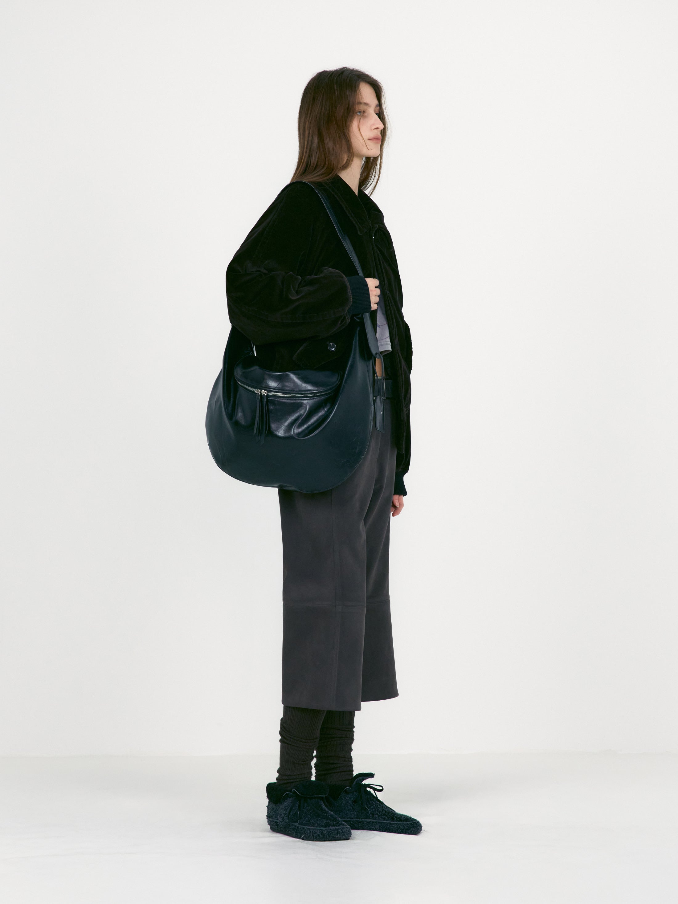 [low_classic] Suede Capri Pants
Brown