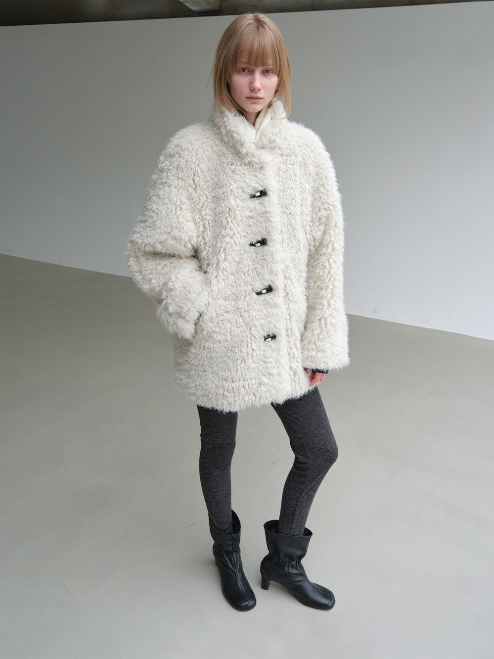 Low Classic Toggle Curly Fur Half Coat Greyish Cream