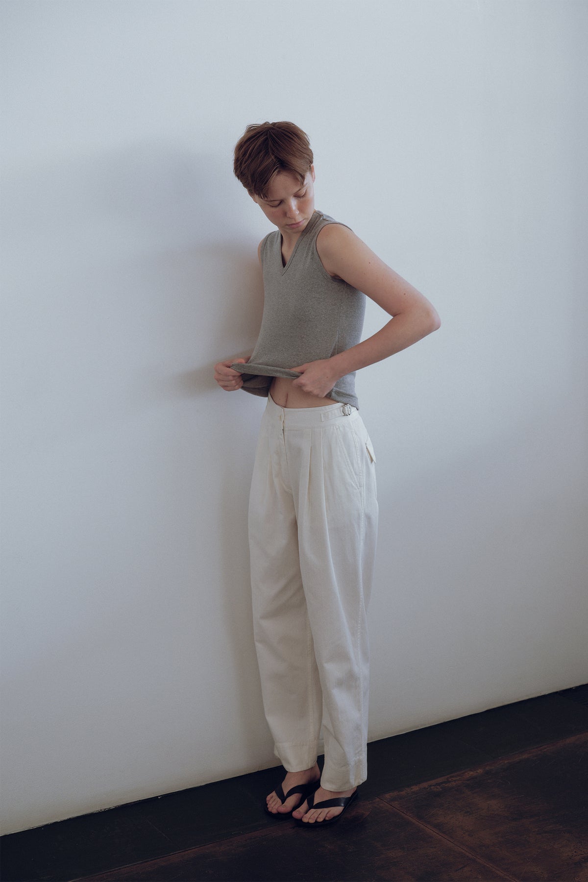 Nothing Written 90s v-neck sleeveless top (Gray)