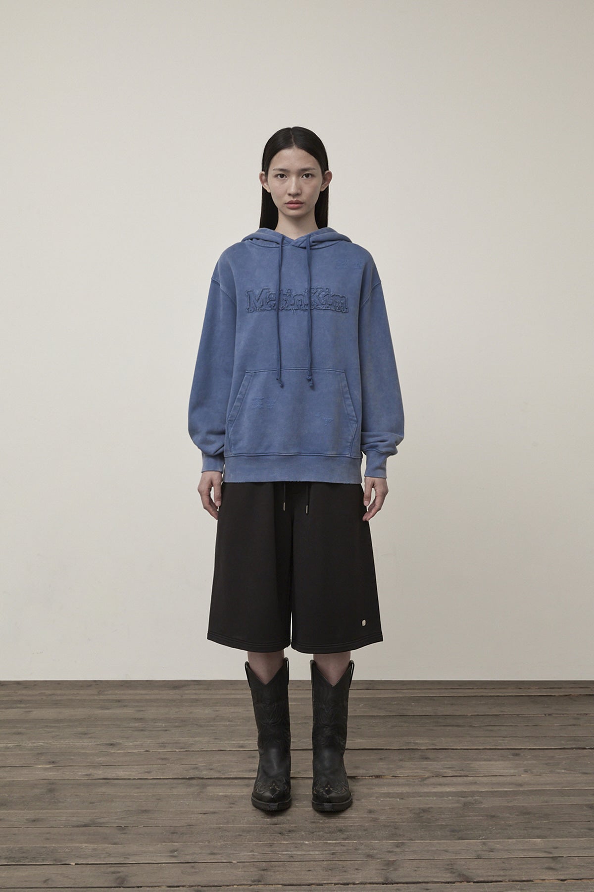 [matinkim] VINTAGE COLOR DYING LOGO HOODY IN BLUE