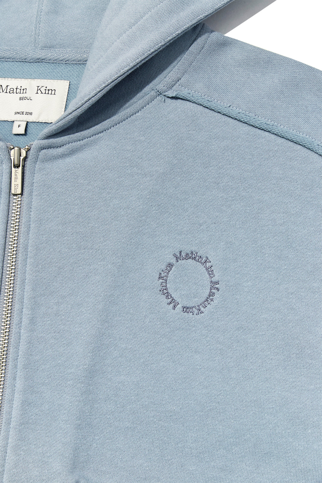 [matinkim] VOLUME POCKET CROP HOODY ZIP UP IN LIGHT BLUE
