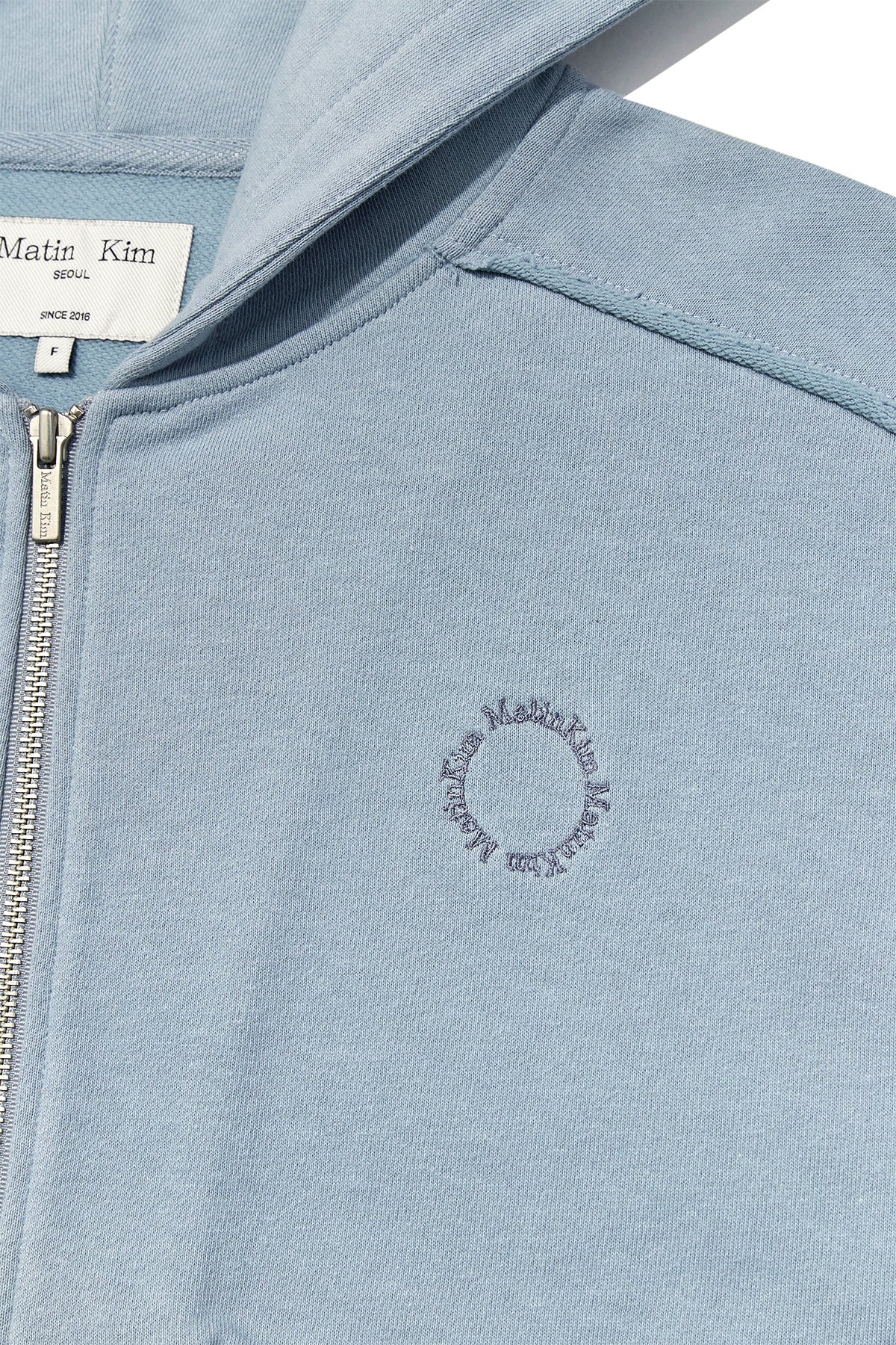 [matinkim] VOLUME POCKET CROP HOODY ZIP UP IN LIGHT BLUE