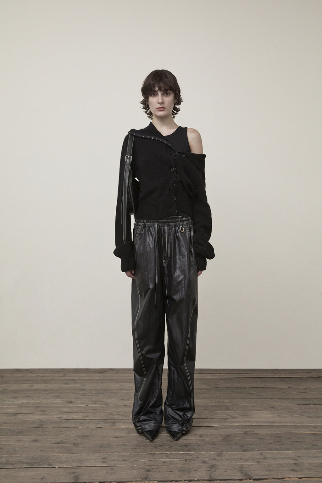 [matinkim] GLOSSY BANDING TRACK PANTS IN BLACK