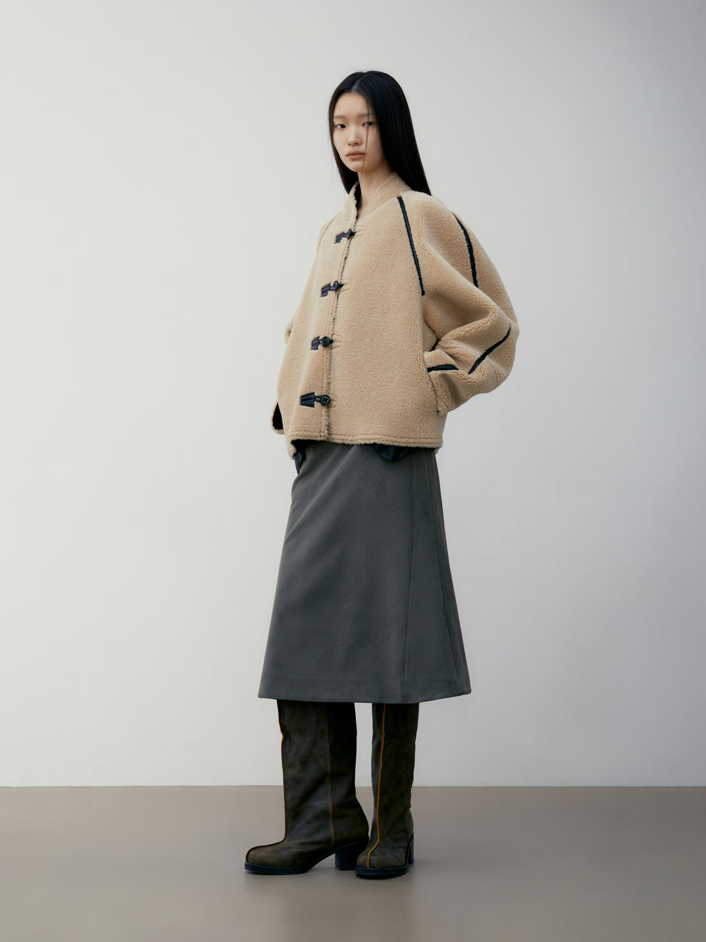 [low_classic] SHORT SHEARLING REVERSIBLE COAT
BEIGE