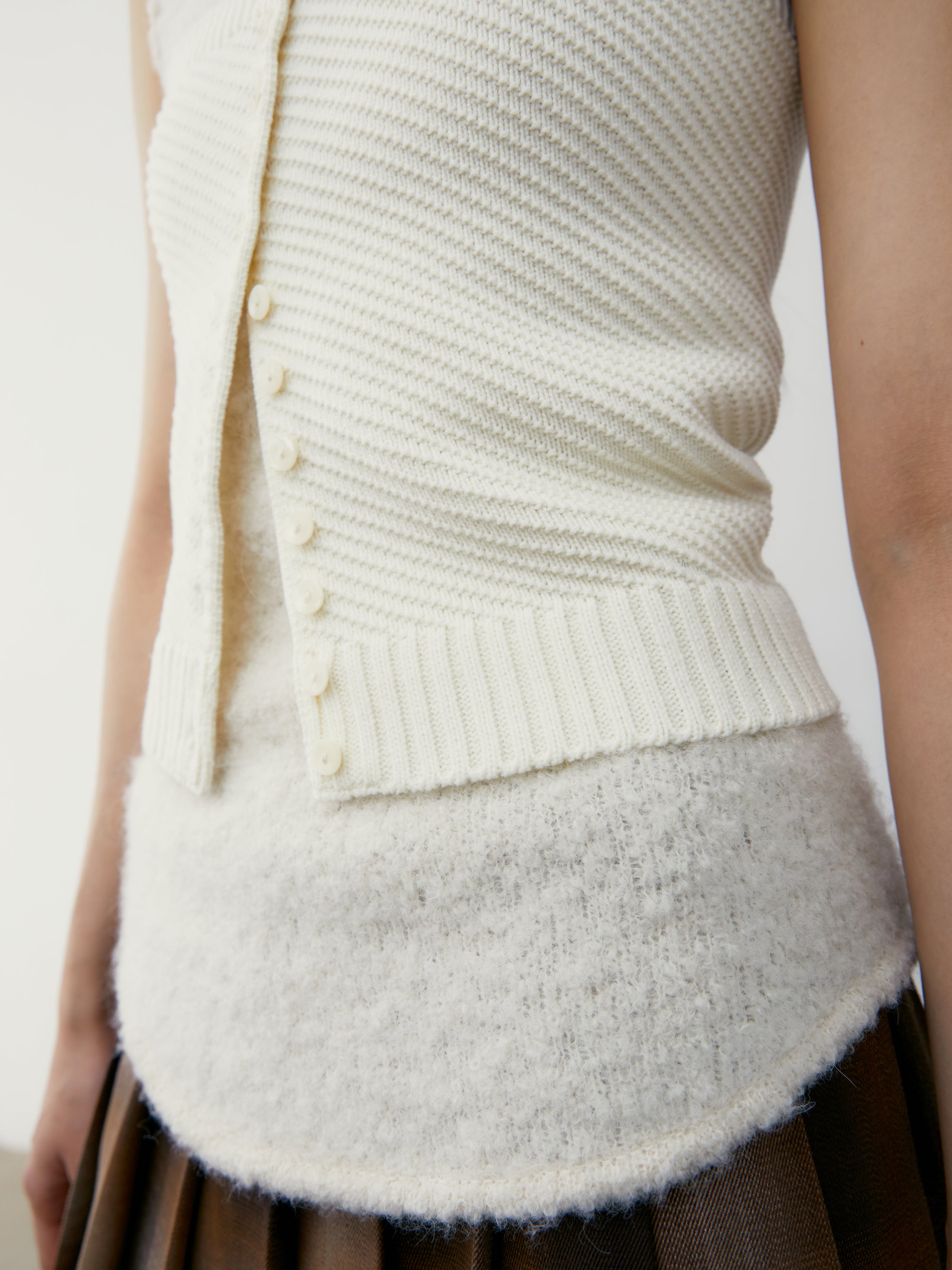 [low_classic] DIAGONAL BUTTON UP BUSTIER
IVORY