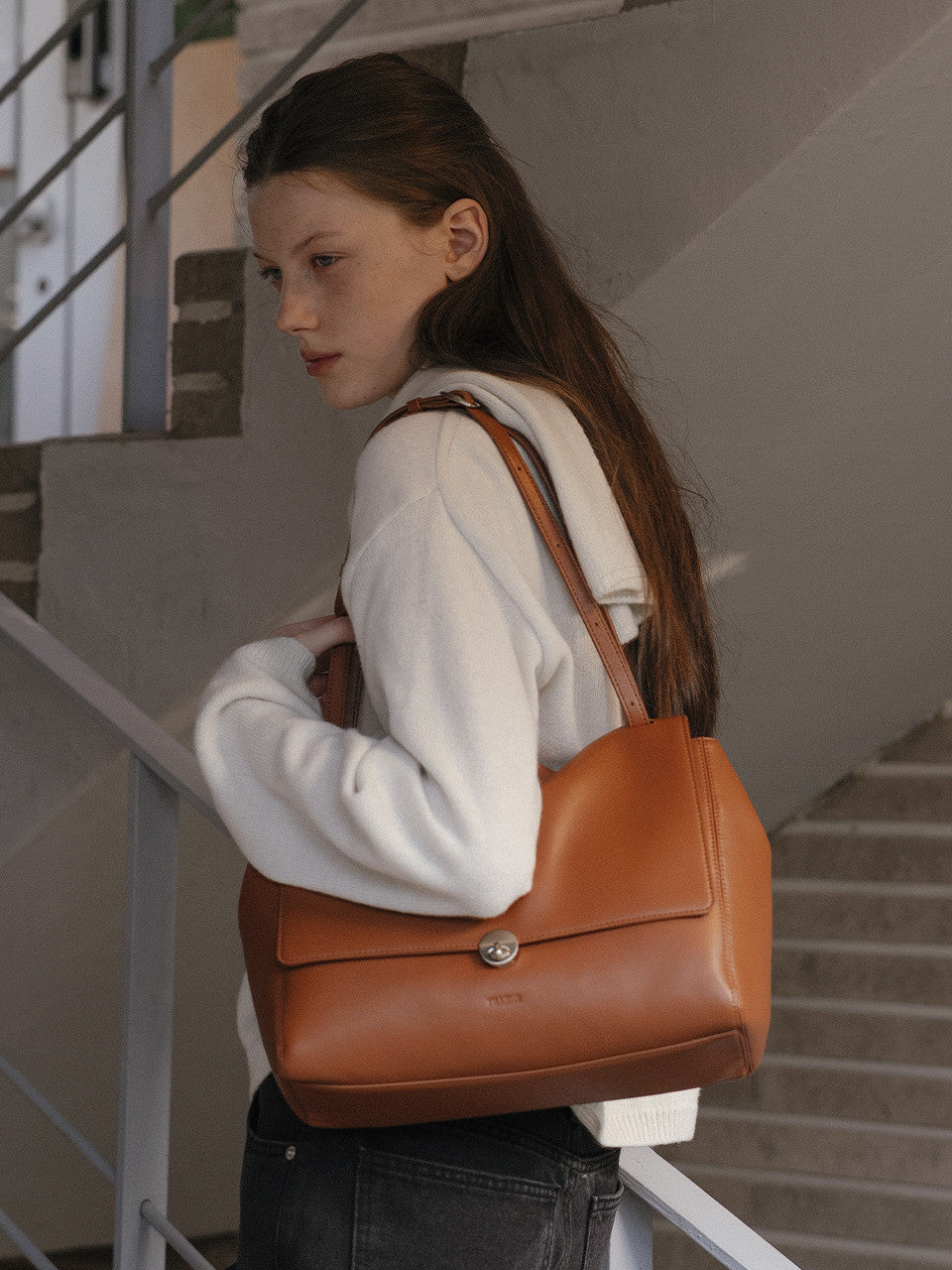 Tillidie Leather front lock bag Dark brown
