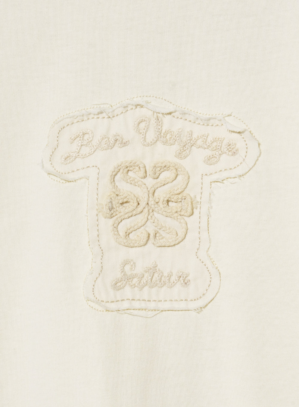 [satur] (W) Bon Voyage Raw-Cut Applique T-Shirt - Cream Ivory