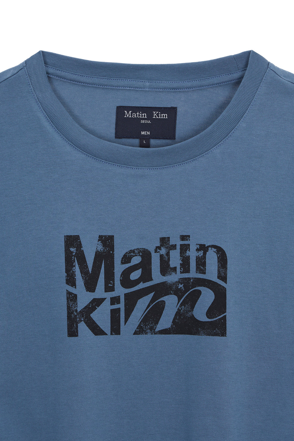 [matinkim] WAVY LOGO GRAPHIC TOP FOR MEN IN BLUE